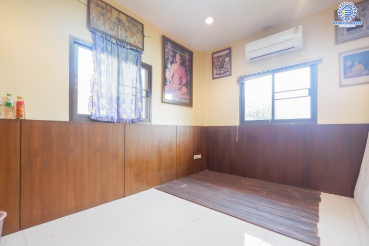 *****บ้านเดี่ยวมือสองย่านกรุงเทพฯ ม.อรุณทอง พุทธมณฑลสาย2 เนื้อที่กว้างขวางมากถึง 114 ตร.ว.  ฟังก์ชัน 6 ห้องนอน 4 ห้องน้ำ ที่จอดรถ 3 คัน บ้านสไตล์ Home Office บนทำเลแห่งการเดินทาง ใกล้รถไฟฟ้าสายสีน้ำเงิน "สถานีบางหว้า" และทางด่วน "ศรีรัช"